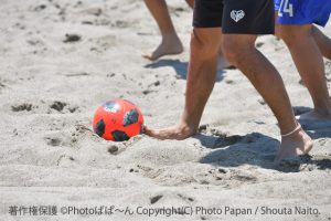 ビーチサッカーの練習風景とボール