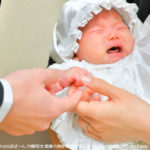 雨の日の井伊谷宮にて、赤ちゃんの初宮参り出張撮影。ご両親と赤ちゃんの小さな手の写真。