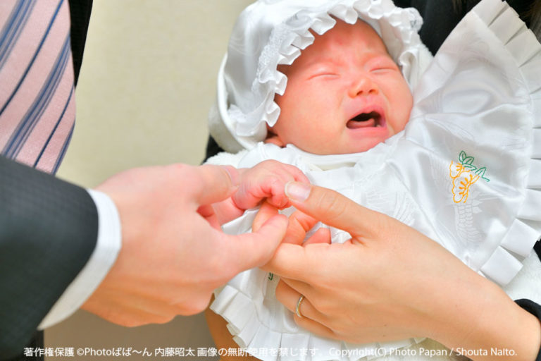 雨の日の井伊谷宮にて、赤ちゃんの初宮参り出張撮影。ご両親と赤ちゃんの小さな手の写真。