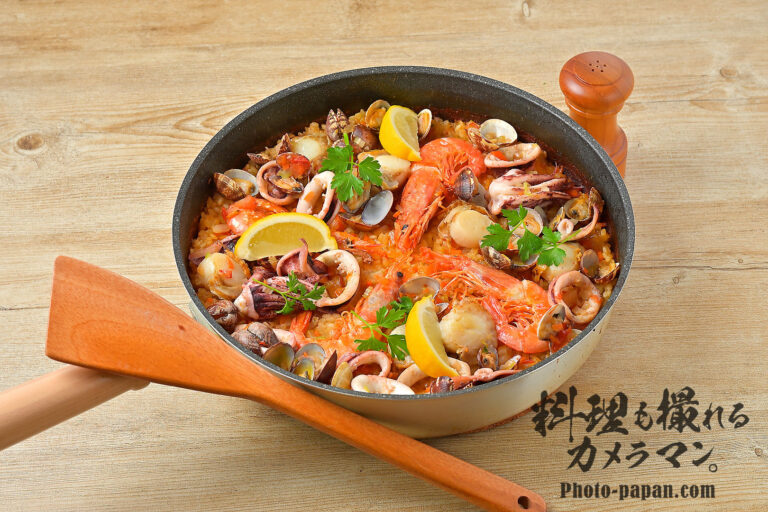 ストックフォトPIXTA販売用の「フライパン・パエリア」などの料理写真撮影をして、新しいライティング方法も試みました。