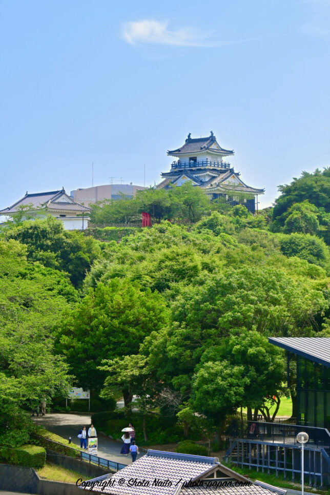 ホテルコンコルド浜松の客室から見える浜松城天守閣と天守門