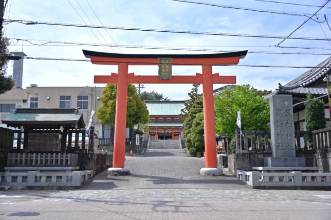 静岡県浜松市の五社神社・諏訪神社の赤鳥居。