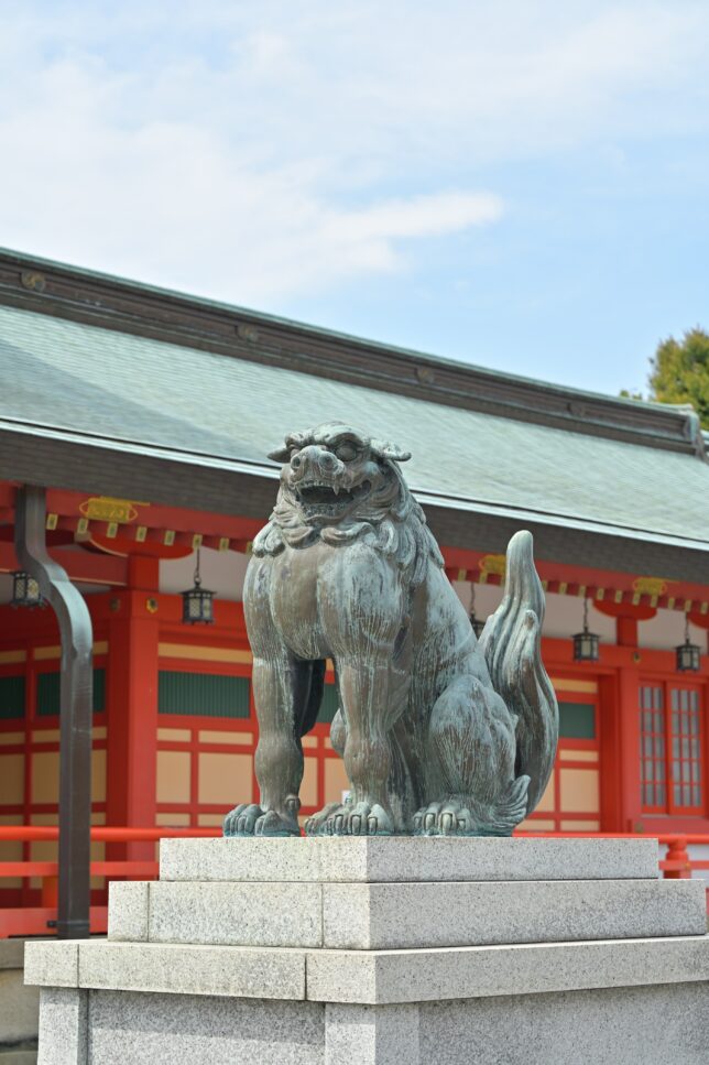 五社神社・諏訪神社にて。神様から見て左側にある狛犬が、口を開けた「阿形」。