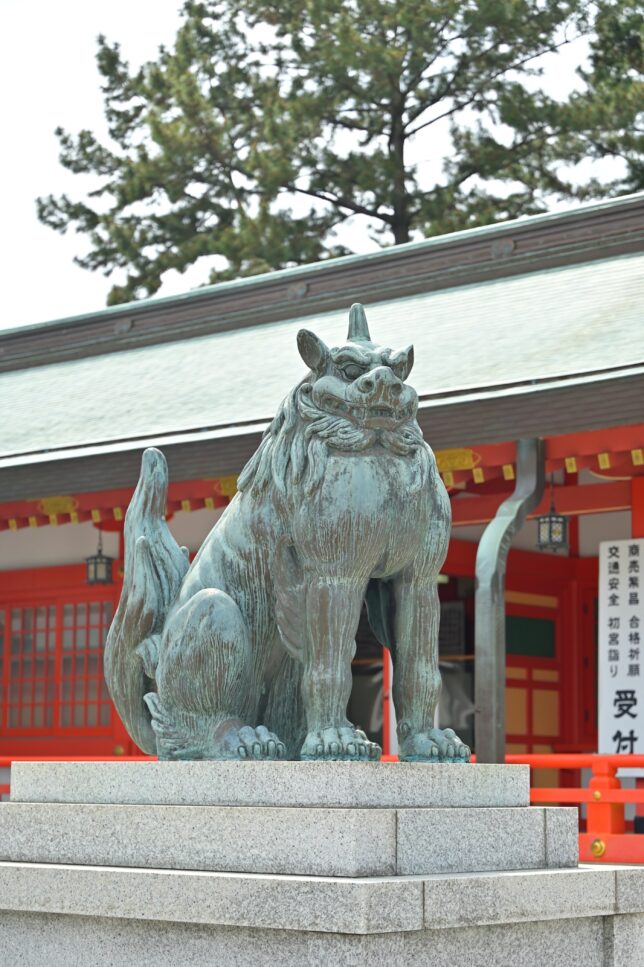 五社神社・諏訪神社にて。神様から見て右側にある狛犬が、口を閉じた「吽形」。