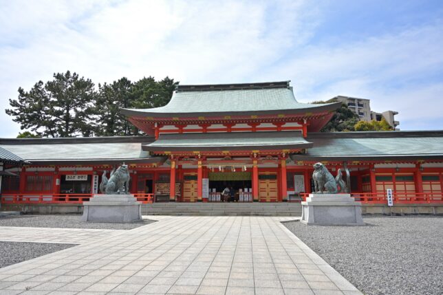 静岡県浜松市の五社神社・諏訪神社。朱色が美しい社殿。阿吽の狛犬が見守ります。