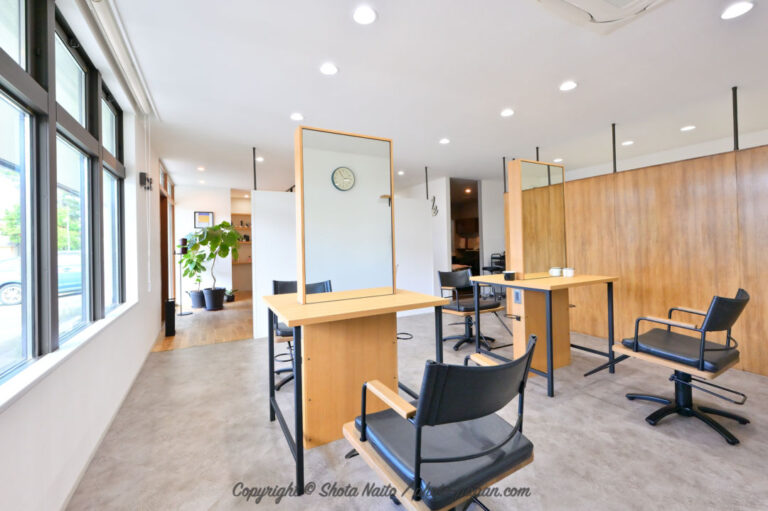 ナチュナルなホワイトとウッドカラーの明るく清潔感のある美容室、店舗・内観外観、内装建築写真を撮影させていただきました。