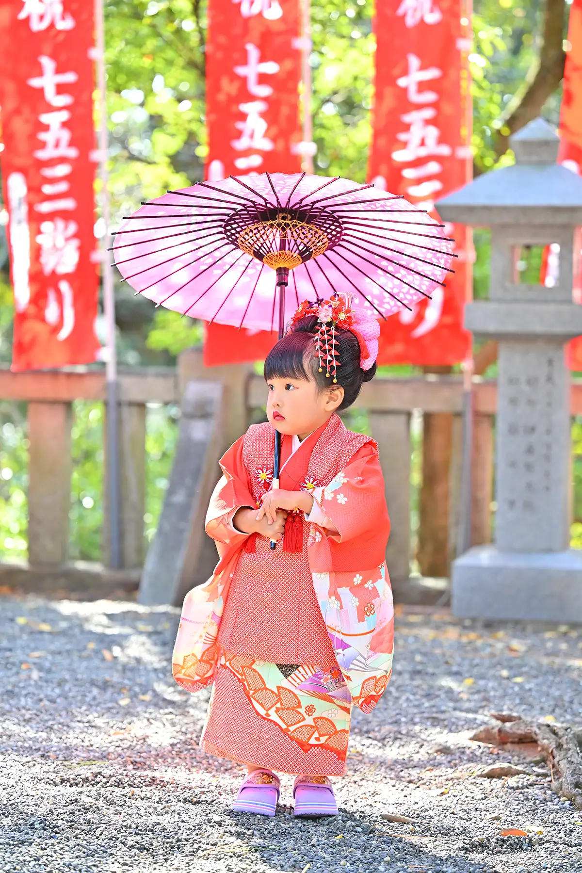 浜松市の神社で撮影した七五三祝いの女の子