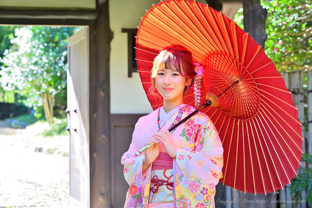 浜松城公園の日本庭園にて、成人式前撮りのお振袖と和傘