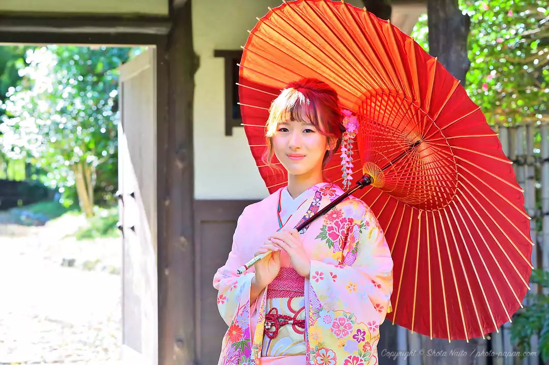 浜松城公園の日本庭園にて、成人式前撮りのお振袖と和傘