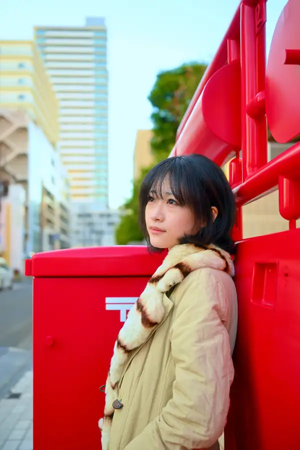 “静岡市の青葉シンボルロードにて、女性のストリートスナップ”