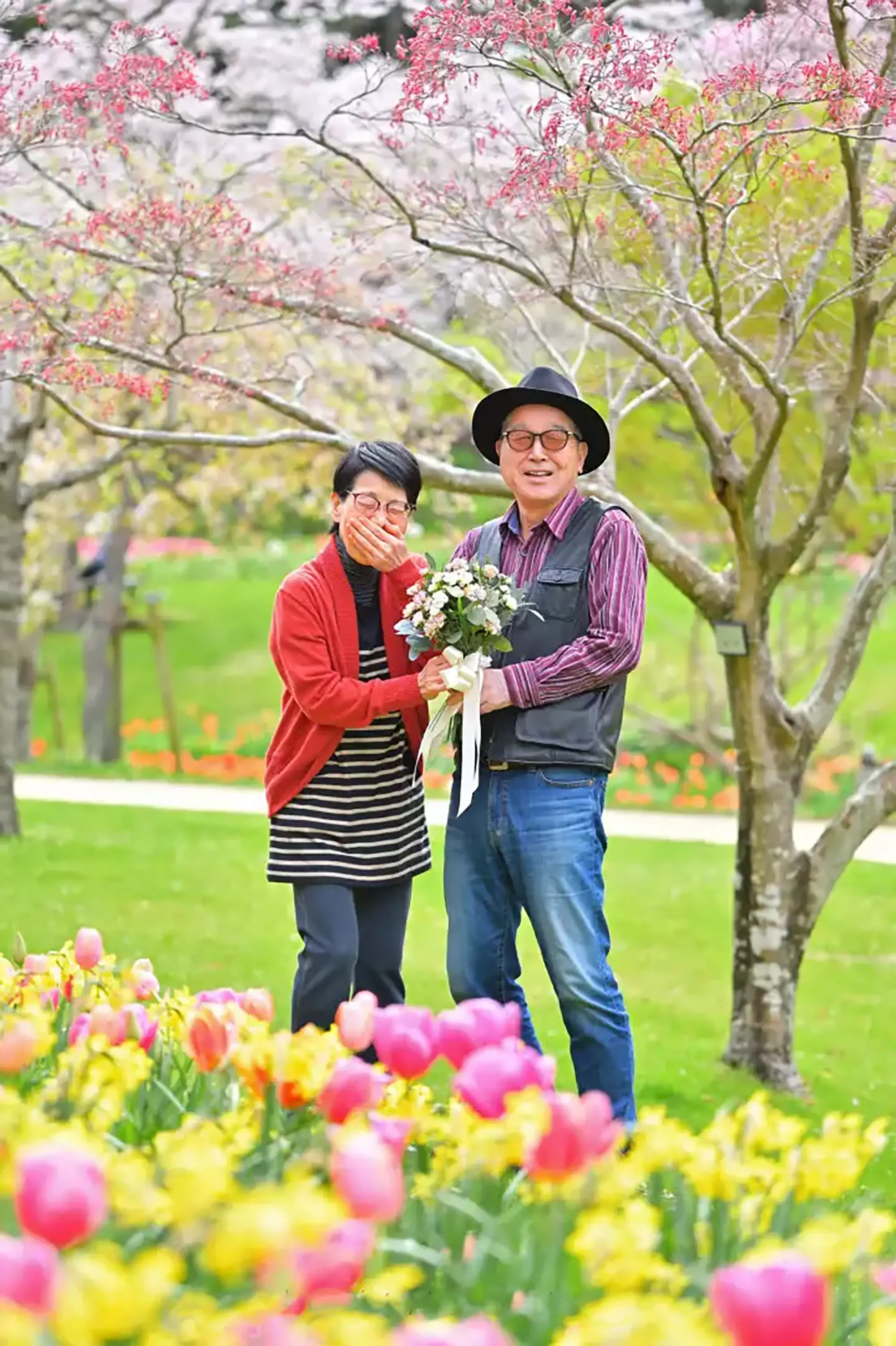 浜松市のはままつフラワーパークで、色とりどりのチューリップに囲まれた春の家族写真