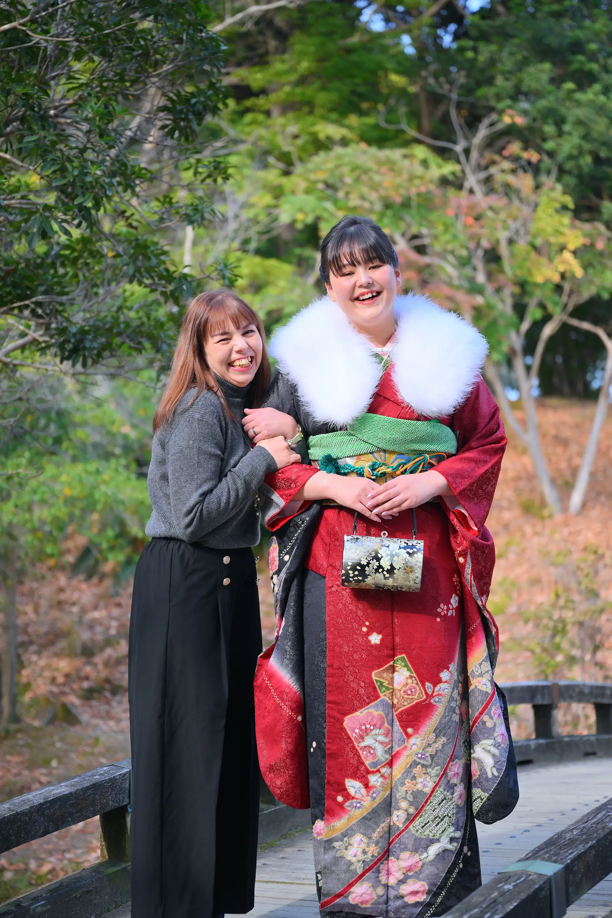浜松市の浜松城公園で撮影した、成人式前撮りの母娘が腕を組んで笑う記念写真