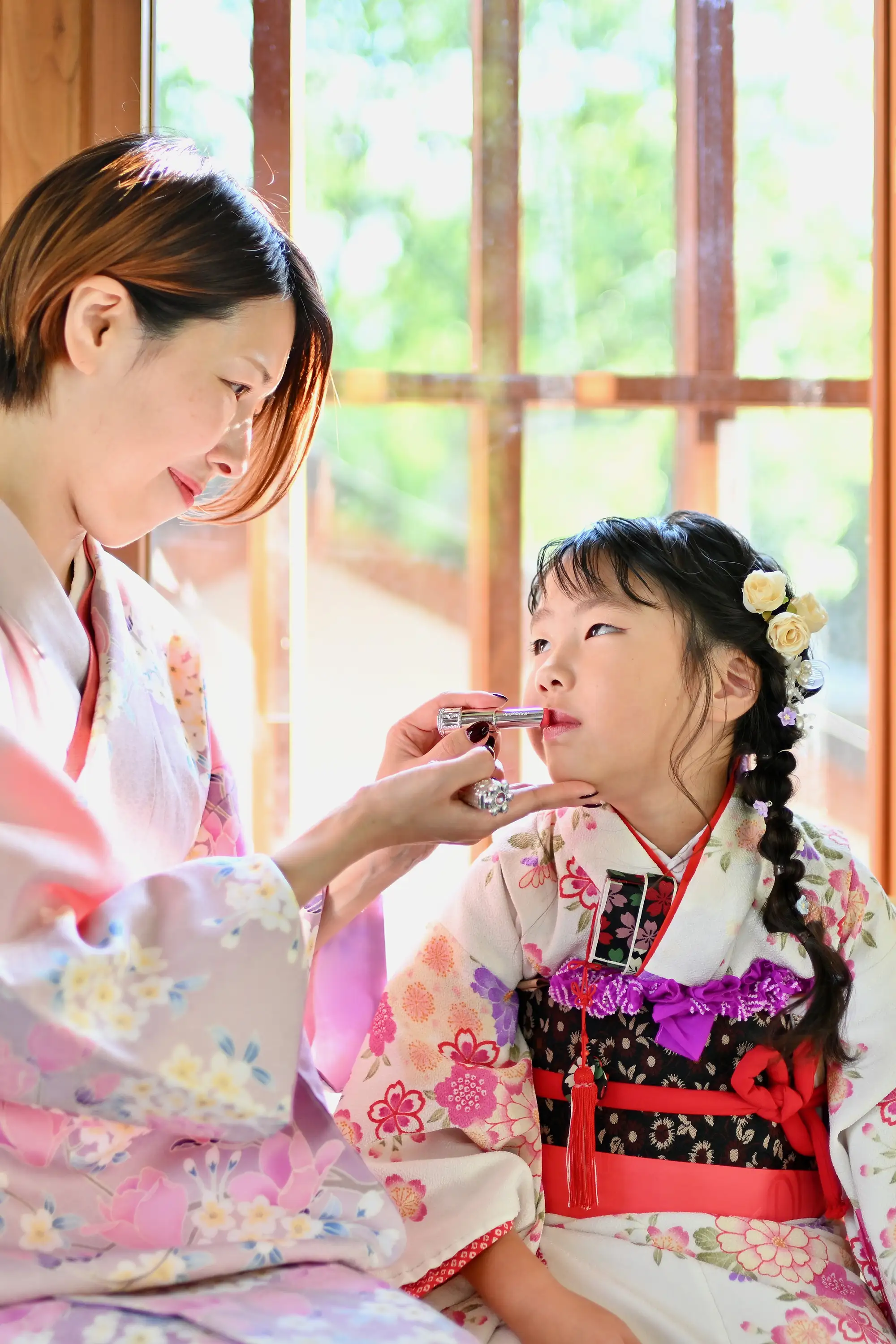 浜松市の井伊谷宮の資料館で、差し込む光の中で撮影した母娘の七五三記念写真