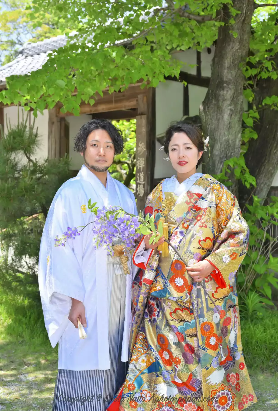 藤の花を持つ新婦様と新郎様の和装前撮り写真