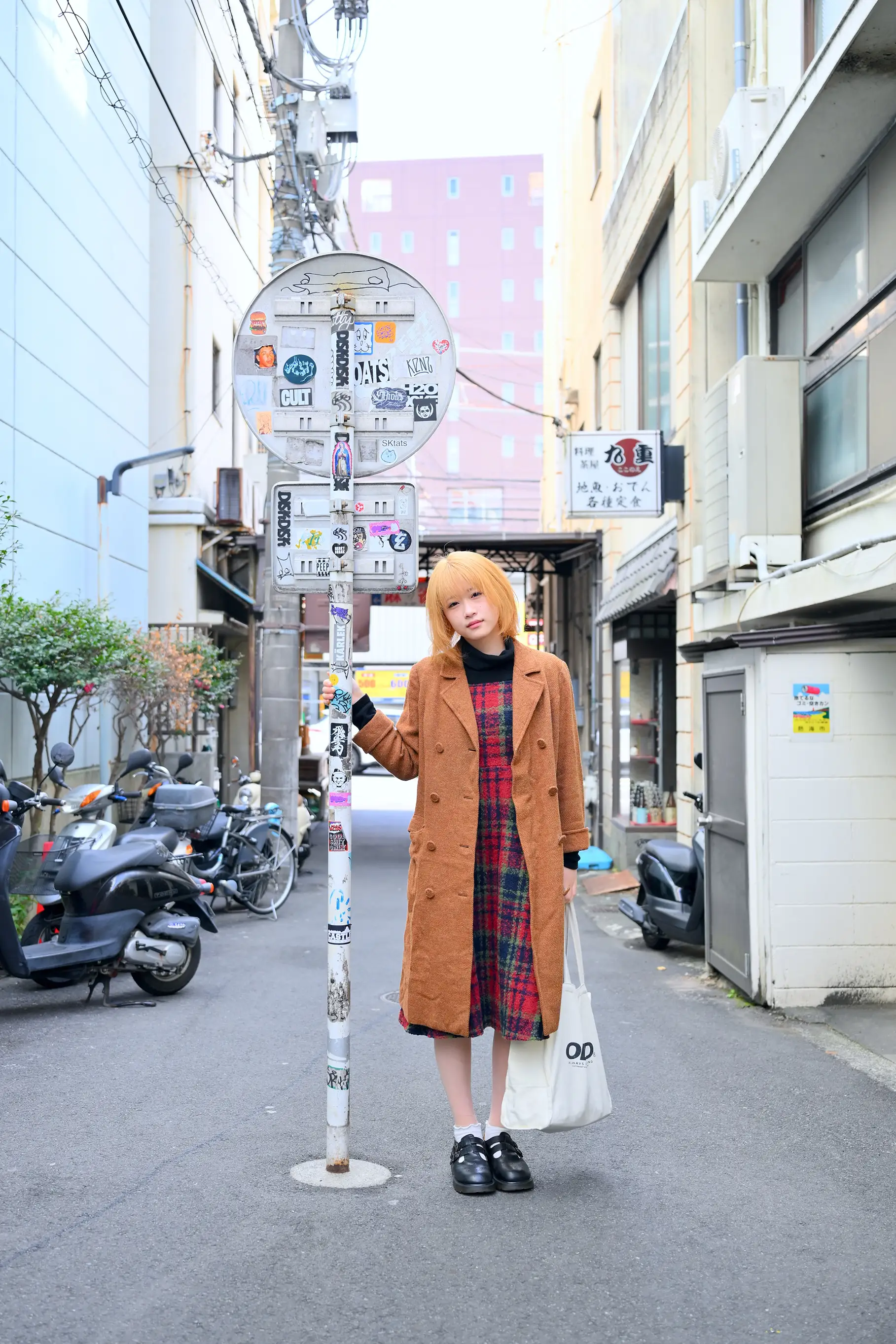 遠熱海の路地裏、道路標識と女性のストリートスナップ