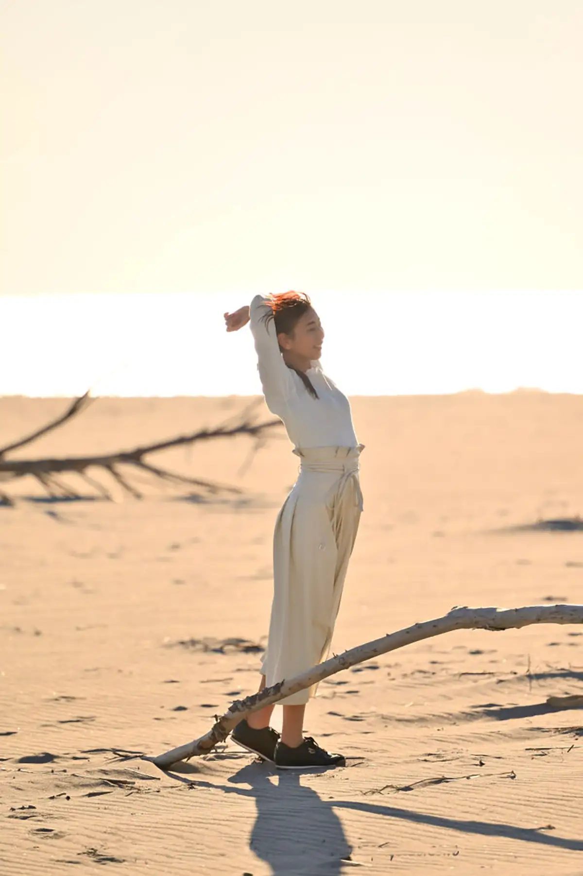 遠州灘海岸にて撮影した踊る女性のポートレート