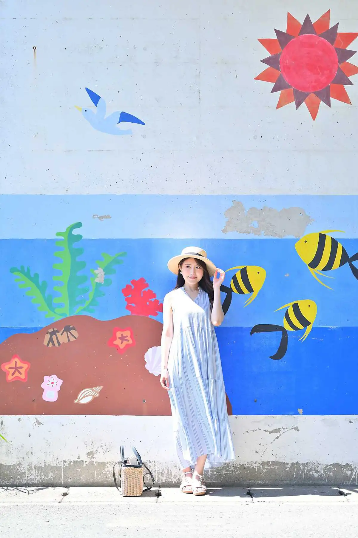 海の生き物の壁画の前の女性ポートレート