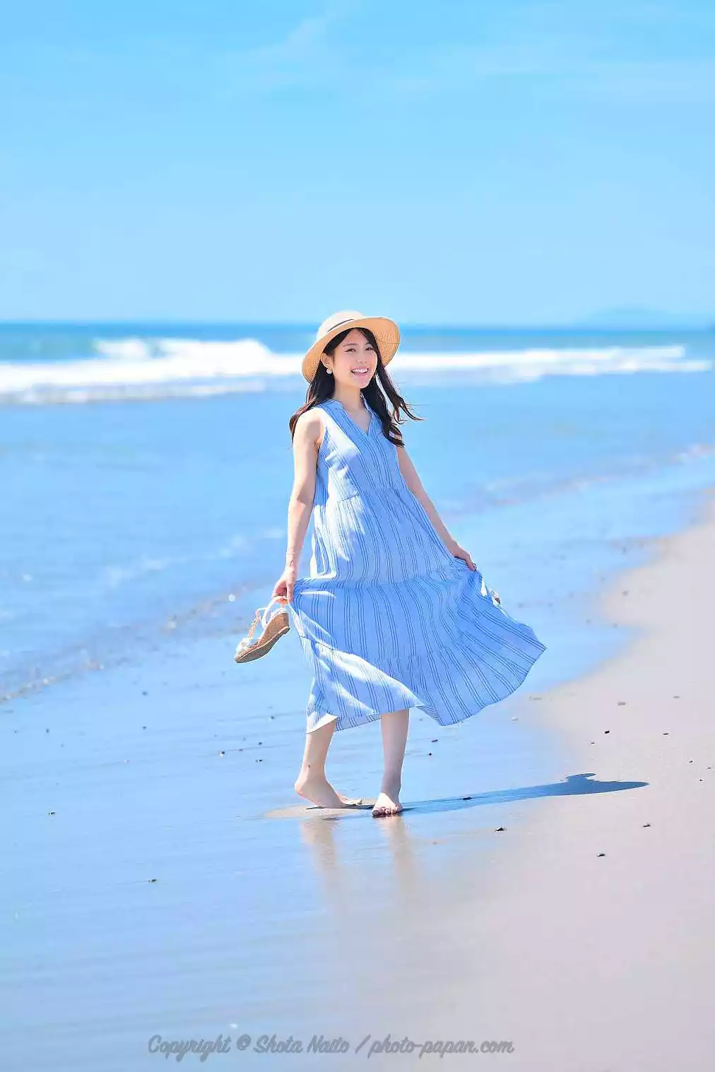 遠州灘海岸 海と砂浜 夏服の女性ポートレート