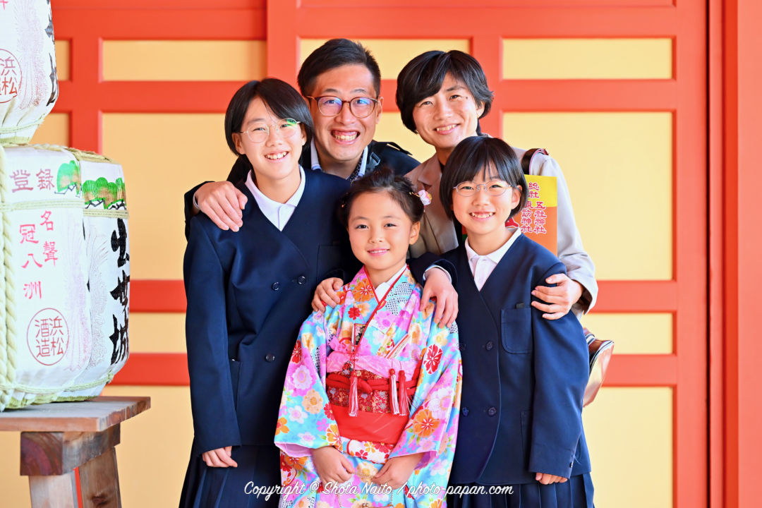 七五三詣りの女の子とご家族写真 五社神社・諏訪神社にて